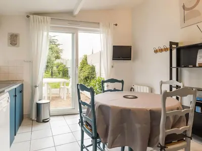 Télévision ou salle de divertissement dans l'établissement Gîte indépendant avec terrasse - Proche de St Nazaire et La Baule, au cœur du Parc de Brière - FR-1-306-862