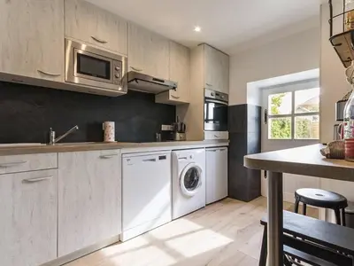 Cuisine ou kitchenette dans l'établissement Chaumière rénovée avec jardin clos, proche de Guérande et des plages, idéale pour familles - FR-1-306-860