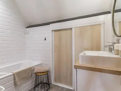 Salle de bains dans l'établissement Chaumière rénovée avec jardin clos, proche de Guérande et des plages, idéale pour familles - FR-1-306-860