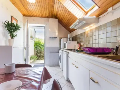 Cuisine ou kitchenette dans l'établissement Location saisonnière: Gîte cosy avec jardin clos, proche plages et parc de Brière, wifi inclus! - FR-1-306-892