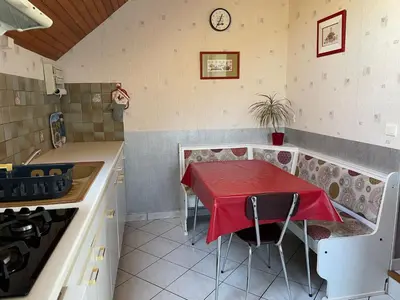 Cuisine ou kitchenette dans l'établissement Location saisonnière: Gîte cosy avec jardin clos, proche plages et parc de Brière, wifi inclus! - FR-1-306-892