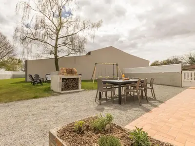 Terrasse ou espace extérieur de l'établissement Gîte rénové près de la mer avec jardin clos, cheminée, Wifi et équipements bébé inclus. - FR-1-306-879