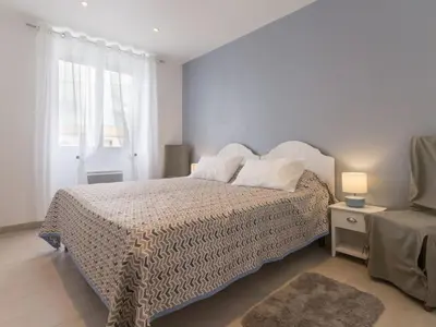 Un ou plusieurs lits dans un hébergement de l'établissement Gîte rénové près de la mer avec jardin clos, cheminée, Wifi et équipements bébé inclus. - FR-1-306-879