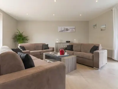 Coin salon dans l'établissement Gîte rénové près de la mer avec jardin clos, cheminée, Wifi et équipements bébé inclus. - FR-1-306-879