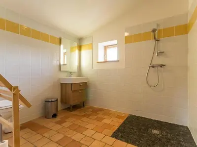 Salle de bains dans l'établissement Maison de vignerons avec jardin, Wifi, animaux acceptés - FR-1-306-891