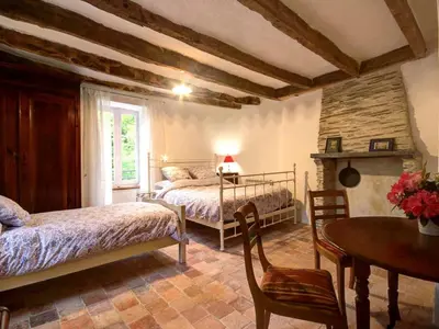 Un ou plusieurs lits dans un hébergement de l'établissement Maison Authentique Bord de Rivière avec Jardin Privatif - Gîte de Pêche, Animaux sur Demande - FR-1-306-886