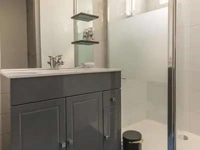 Salle de bains dans l'établissement Gîte en campagne avec jardin privatif, près du Parc de Brière, tout confort, 3 chambres, Wi-Fi inclus - FR-1-306-893
