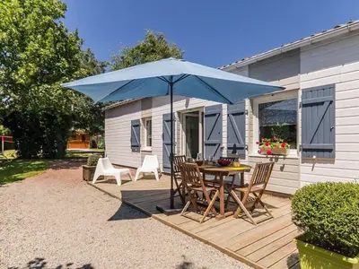 Terrasse ou espace extérieur de l'établissement Maison calme de campagne avec jardin clos, jeux pour enfants et vélos à proximité de Châteaubriant - FR-1-306-902