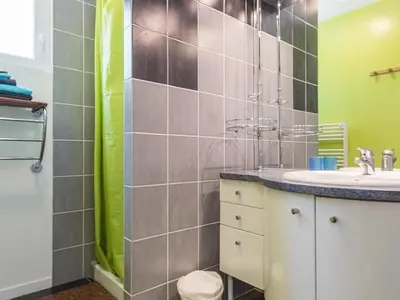 Salle de bains dans l'établissement Maison calme de campagne avec jardin clos, jeux pour enfants et vélos à proximité de Châteaubriant - FR-1-306-902