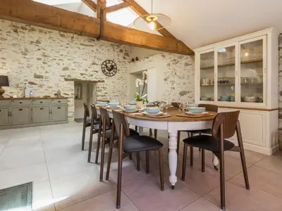 Cuisine ou kitchenette dans l'établissement Élégant Gîte Rural avec Piscine Intérieure Chauffée près de Nantes - FR-1-306-913