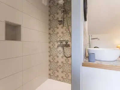 Salle de bains dans l'établissement Élégant Gîte Rural avec Piscine Intérieure Chauffée près de Nantes - FR-1-306-913