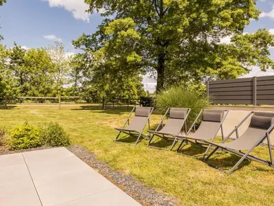 Jardin de l'établissement Élégant Gîte Rural avec Piscine Intérieure Chauffée près de Nantes - FR-1-306-913