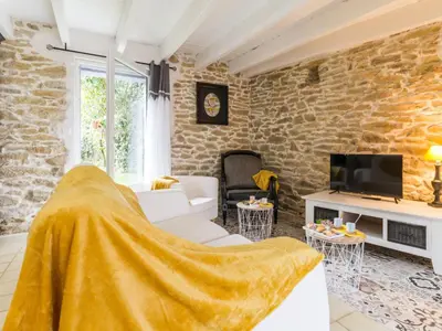 Télévision ou salle de divertissement dans l'établissement Gîte Charmant en Brière: Proche Guérande, Jardin Privé, 2 Chambres - FR-1-306-941