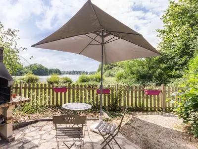 Jardin de l'établissement Gîte au bord du lac avec jardin clos, cheminée et Wifi à Joué-sur-Erdre - FR-1-306-942