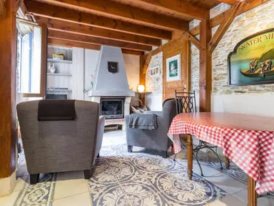Coin salon dans l'établissement Gîte au bord du lac avec jardin clos, cheminée et Wifi à Joué-sur-Erdre - FR-1-306-942