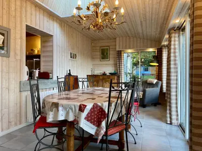 Coin salon dans l'établissement Gîte au bord du lac avec jardin clos, cheminée et Wifi à Joué-sur-Erdre - FR-1-306-942