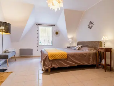 Un ou plusieurs lits dans un hébergement de l'établissement Gîte typique au calme avec jardin paysagé proche Guérande et La Baule, wifi inclus - FR-1-306-937
