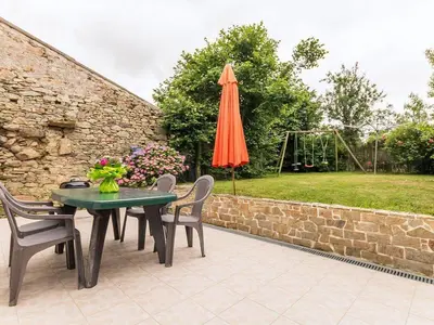 Jardin de l'établissement Gîte familial avec jardin clos, à 25 km de Nantes, WiFi, vélos et jeux pour enfants. - FR-1-306-953