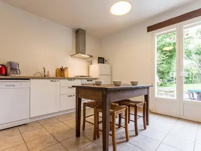 Cuisine ou kitchenette dans l'établissement Gîte familial avec jardin clos, à 25 km de Nantes, WiFi, vélos et jeux pour enfants. - FR-1-306-953