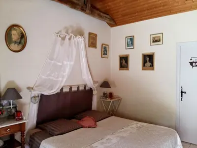 Un ou plusieurs lits dans un hébergement de l'établissement Gîte Accessible avec Jardin Fleuri près de Pornic, Éco-rénové et Équipé (Vélos, WiFi, Cheminée) - FR-1-306-957