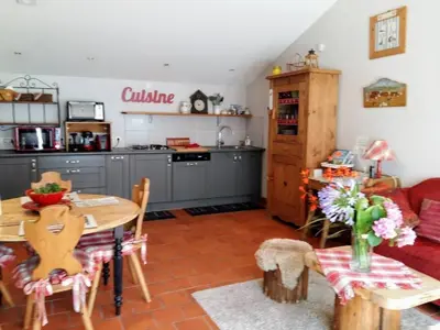 Cuisine ou kitchenette dans l'établissement Gîte Accessible avec Jardin Fleuri près de Pornic, Éco-rénové et Équipé (Vélos, WiFi, Cheminée) - FR-1-306-957