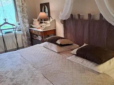 Un ou plusieurs lits dans un hébergement de l'établissement Gîte Accessible avec Jardin Fleuri près de Pornic, Éco-rénové et Équipé (Vélos, WiFi, Cheminée) - FR-1-306-957