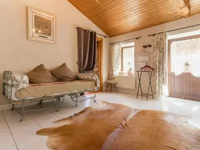 Coin salon dans l'établissement Gîte Accessible avec Jardin Fleuri près de Pornic, Éco-rénové et Équipé (Vélos, WiFi, Cheminée) - FR-1-306-957