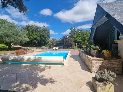 Piscine de l'établissement Gîte authentique avec piscine chauffée et jardin paysager près de Nantes - FR-1-306-962 ou située à proximité