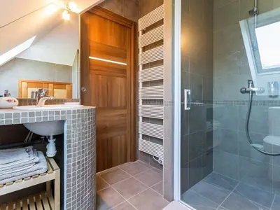 Salle de bains dans l'établissement Gîte authentique avec piscine chauffée et jardin paysager près de Nantes - FR-1-306-962