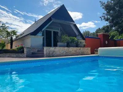 Piscine de l'établissement Gîte authentique avec piscine chauffée et jardin paysager près de Nantes - FR-1-306-962 ou située à proximité