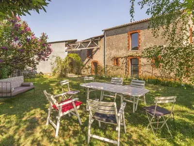 Jardin de l'établissement Gîte typique au cœur de Monnières, proche Sèvre, jardin privatif, Wifi, idéal pour pêche et rando - FR-1-306-985