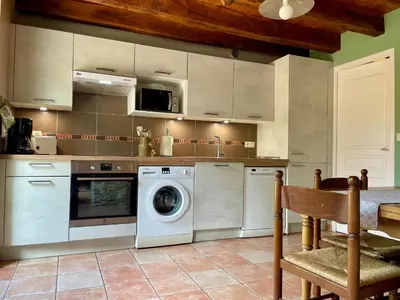 Cuisine ou kitchenette dans l'établissement Gîte rénové avec jardin, salle de jeux et vélos, près du Canal de Nantes à Brest - FR-1-306-1016
