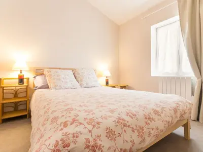 Un ou plusieurs lits dans un hébergement de l'établissement Maison lumineuse proche Nantes, jardin privatif, parking, Wi-Fi, cuisine équipée, équipements bébé - FR-1-306-1018