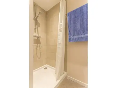 Salle de bains dans l'établissement Maison lumineuse proche Nantes, jardin privatif, parking, Wi-Fi, cuisine équipée, équipements bébé - FR-1-306-1018