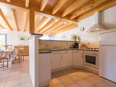 Cuisine ou kitchenette dans l'établissement Gîte rénové sur domaine viticole bio, proche de Nantes et Pornic, jardin clos, vélos à disposition - FR-1-306-1035