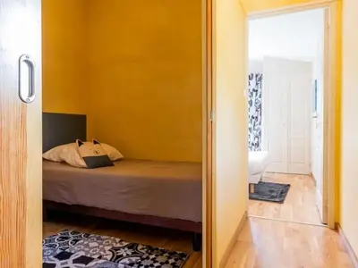 Un ou plusieurs lits dans un hébergement de l'établissement Gîte Charmant avec Jardin, Proche Plages, Wifi et Activités en Famille! - FR-1-306-1031