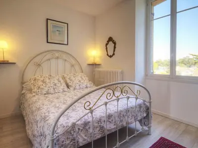 Un ou plusieurs lits dans un hébergement de l'établissement Gîte à Tharon: 2 chambres, terrasse, parking, proche mer - FR-1-306-1026