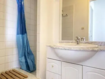 Salle de bains dans l'établissement Gîte à Tharon: 2 chambres, terrasse, parking, proche mer - FR-1-306-1026