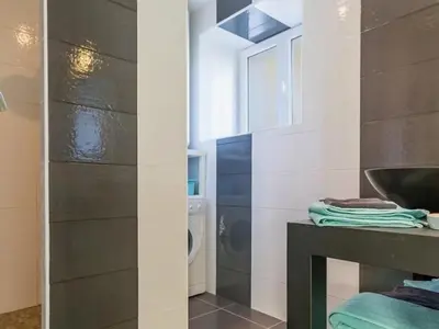 Salle de bains dans l'établissement Gîte paisible proche de la mer avec jardin, WIFI, et équipements bébé - FR-1-306-1037