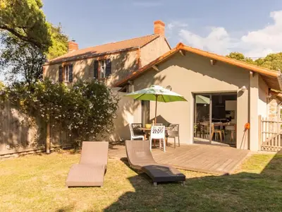Jardin de l'établissement Spacieux écogîte en pierre avec jardin clos, proche de l'océan et des plages, tout confort - FR-1-306-1032