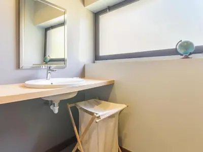 Salle de bains dans l'établissement Spacieux écogîte en pierre avec jardin clos, proche de l'océan et des plages, tout confort - FR-1-306-1032