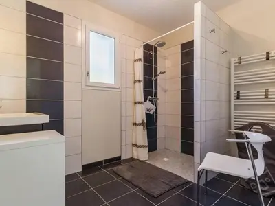 Salle de bains dans l'établissement Maison de charme à Pornic avec jardin, proche des plages et commerces, clim et wifi inclus - FR-1-306-1038