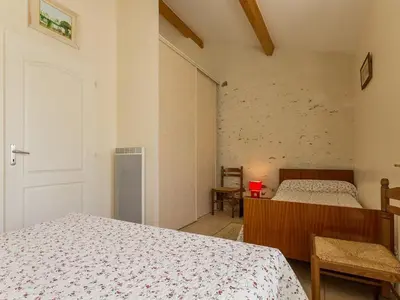 Un ou plusieurs lits dans un hébergement de l'établissement Gîte spacieux avec jardin, SPA, et équipements bébé près de Pornic - FR-1-306-1041