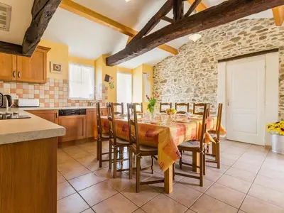 Cuisine ou kitchenette dans l'établissement Gîte spacieux avec jardin, SPA, et équipements bébé près de Pornic - FR-1-306-1041