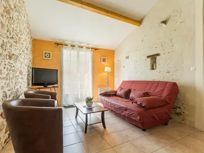 Coin salon dans l'établissement Gîte spacieux avec jardin, SPA, et équipements bébé près de Pornic - FR-1-306-1041
