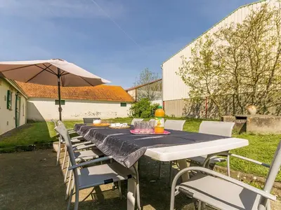 Jardin de l'établissement Gîte spacieux avec jardin, SPA, et équipements bébé près de Pornic - FR-1-306-1041