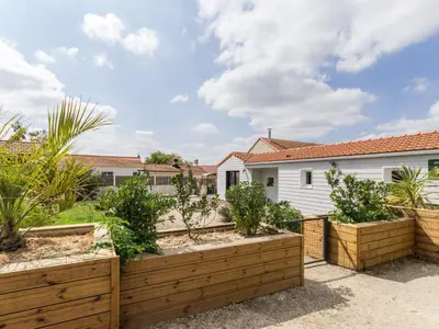 Jardin de l'établissement **Étable Rénovée en Campagne à 20km de la Mer - Idéale Familles avec Jeux et Vélos Enfants** - FR-1-306-1047