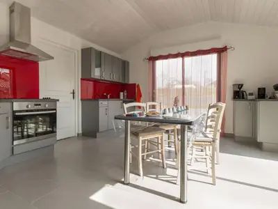 Cuisine ou kitchenette dans l'établissement **Étable Rénovée en Campagne à 20km de la Mer - Idéale Familles avec Jeux et Vélos Enfants** - FR-1-306-1047