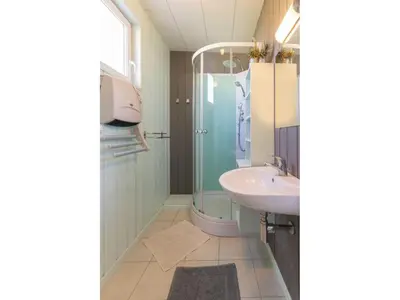 Salle de bains dans l'établissement Gîte familial avec parc, jeux pour enfants et vélos, proche du Lac de Grand Lieu - FR-1-306-1040