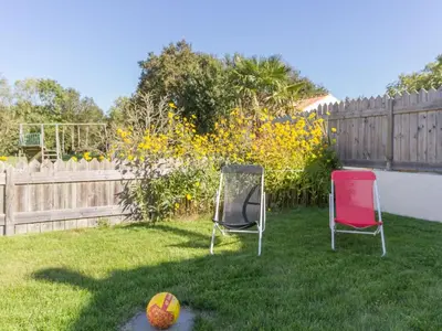 Jardin de l'établissement Gîte familial avec parc, jeux pour enfants et vélos, proche du Lac de Grand Lieu - FR-1-306-1040